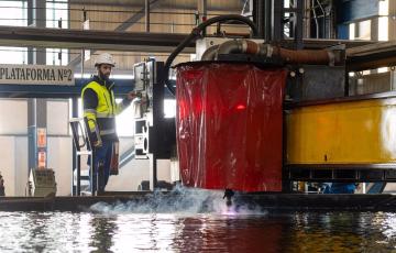 Un operario en el astillero puertorrealeño en una imagen de archivo
