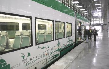 Pasajeros acceden a los vagones en la estación de Cádiz