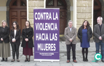 Convocatoria de minuto de silencio, este martes, frente a las puertas del Ayuntamiento de Cádiz. 