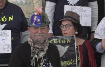 El romancero "La salud es lo primero" se resguarda de la lluvia en el ECCO