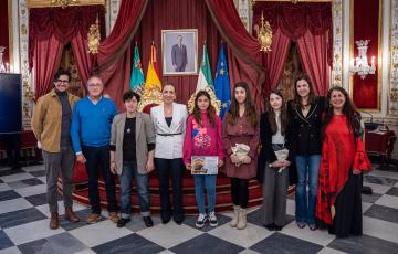 Almudena Martínez con los galardonados