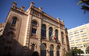 Vista exterior de la fachada principal del Gran Teatro Falla de Cádiz.