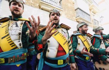 Una agrupación interpreta su repertorio en el centro de la capital gaditana.