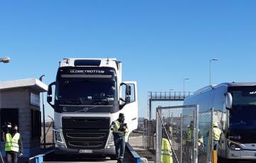 Agentes de la DGT inspeccionan un camión en el marco de una campaña de vigilancia de estos vehículos en las carreteras.