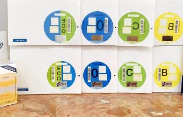 Existen dos formatos de tamaño de etiqueta, tanto para coche como para moto