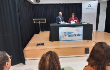 Momento de la firma entre representantes del centro y FCC Aqualia S.L