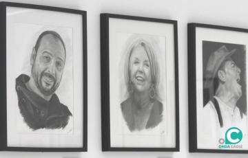 La exposición de Irene Vélez recoge importantes figuras y personalidades del Carnaval de Cádiz.