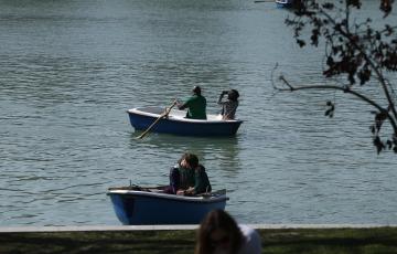 Una pareja en el Parque de El Retiro, en Madrid, en una fotografía de archivo