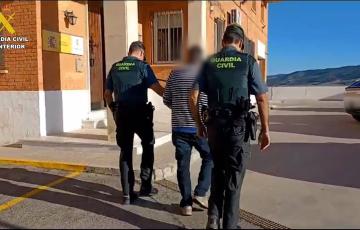 Agentes de la Guardia Civil con un detenido