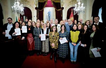 Foto grupal de todos los asistentes junto con las autoridades presentes