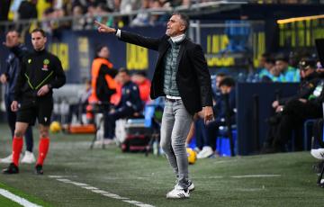 El entrenador amarillo dirige a sus jugadores durante el transcurso del choque ante los castellonenses