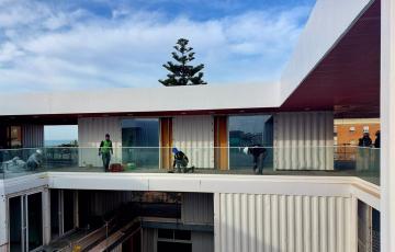 Operarios en el edificio de contenedores marítimo de la Zona Franca