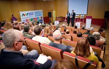El alcalde interviene ante los presentes durante la sesión