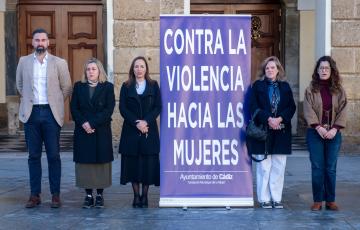 Respeto de los congregados al mediodía frente al Ayuntamiento de Cádiz