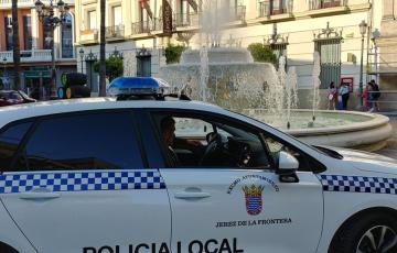 Coche de la Policía Local patrullando por las calles jerezanas en una imagen de archivo