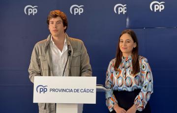 El diputado nacional, Miguel Sastre Uyá, junto a la presidenta provincial de NNGG, Samara Ortiz, durante le rueda de prensa