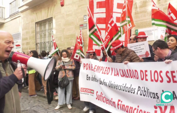 Movilizaciones a las puertas de la delegación de Educación. 