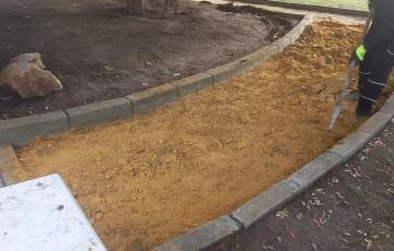 Nuevos trabajos de reposición de albero en los jardines del chalet de Varela. 