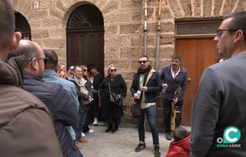 Santiago Moreno y Francis Sevilla, en una de las paradas de la ruta "Cádiz, 1de3milCarnavales o una historia del carnaval".