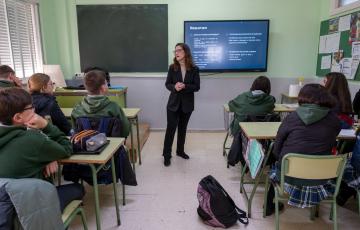 La concejal Gloria Bazán se dirige en uno de los encuentros a los alumnos del colegio Argantonio