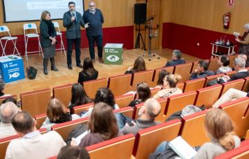 Representantes publicos se dirigen a los asistentes en un momento de la sesión