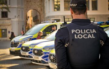 Un agente junto a las recientes adquisiciones motorizadas durante el acto en la Plaza de la Catedral