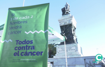 La estatua de Moret destaca sobre uno de los carteles desplegados esta jornada por la Asociación Española Contra el Cáncer