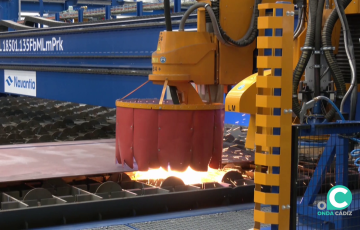 Maquinaria de trabajo en funcionamiento dentro de la factoria gaditana