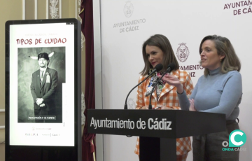 Las concejalas Maite González y Beatriz Gandullo intervienen junto al cartel de una de las próximas exposiciones