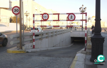 Acceso al aparcamiento subtarraneo del casco historico de  Cádiz