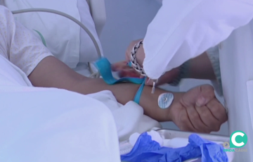 Un paciente es atendido en un centro hospitalario