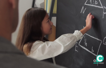 Una estudiante resuelve un problema de matemáticas 