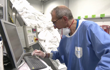 Un trabajador del centro instalado en la Zona Franca de Cádiz