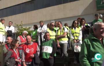 Un momento de la concentración de este lunes ante el hospital 