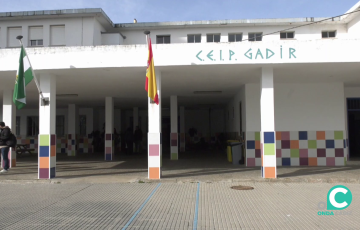 Acceso a las instalaciones escolares situadas en la Barriada de la Paz