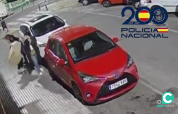 Momento del ataque con el consiguiente forcejeo entre el atacante y su víctima quien resultó lesionada finalmente