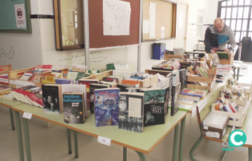 Uno de los mostradores con material donado durante la actividad por parte de alumnos del centro