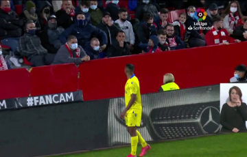 Momento en el que exjugador del Cádiz fue increpado en el estadio de Los Cármenes.