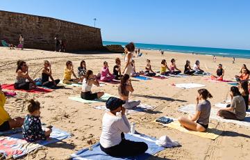 Yoga con Alma Estudio ha ofrecido la sesión de yoga en la playa de Cortadura.