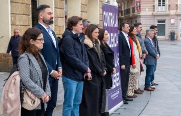 Acto frente al Ayuntamiento en recuerdo de la última víctima por violencia de género en España. 