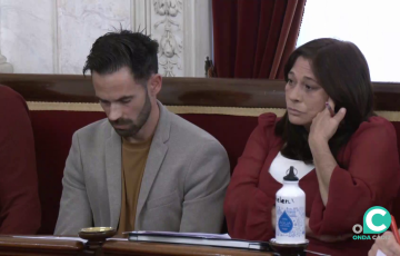 Los concejales de AIG, David de la Cruz y Helena Fernández, en una sesión ordinaria del Pleno del Ayuntamiento de Cádiz. 
