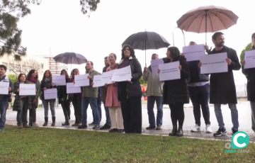 Perodistas en un acto junto al monumento a la Libertad de Expresión en Canalejas