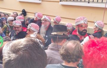 Una agrupación ofreciendo su repertorio en la calle 