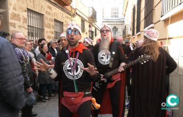 La chirigota rockera durante una actuación en la calle 