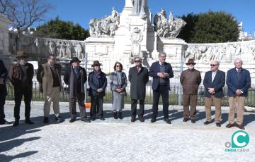 Imagen de la junta directiva del Ateneo durante la entrega floral 