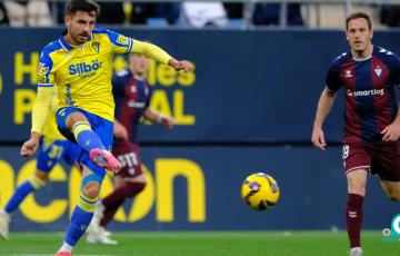 Víctor Chust en una acción del encuentro (Foto: La Liga)