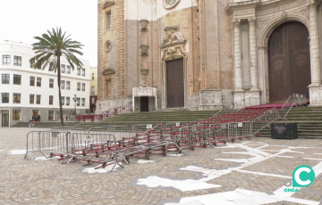 Ya se han iniciado los trabajos para la instalación de la rampa que da acceso a las hermandades y cofradías a la Catedral.