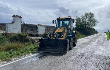 Una maquina realiza operaciones de limpieza en una via en el termino muncipal de Jerez