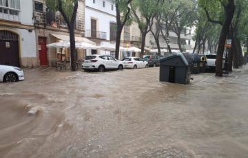 Imagen de la jerezana calle Porvera bajo los efectos de las fuertes precipitaciones
