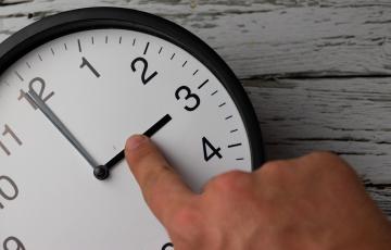 El horario de verano se lleva a cabo durante la madrugada del último sábado al último domingo de marzo.